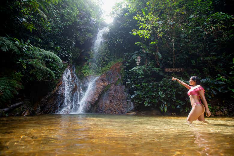 Disfrutando de un baño en la cascada