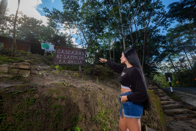 Una chica realizando la excursión desde Tarapoto