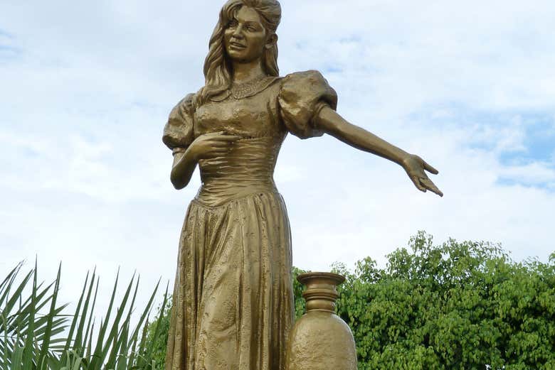Escultura de la Dama Colonial en la Plaza de Armas de Lamas