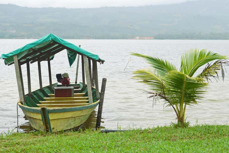 Embarcaciones en las orillas de la laguna