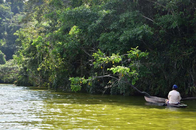 Una mujer pescando en la Laguna Azul
