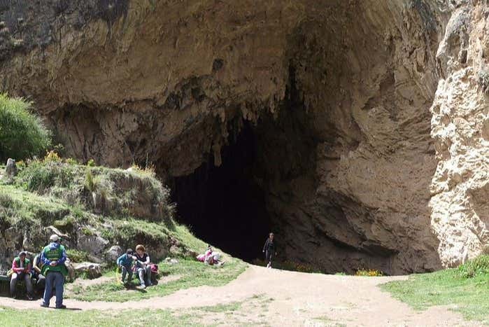 Spot cave paintings inside the Huagapo Cave