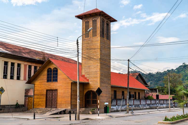 Pass by Villa Rica's main monuments like it's wooden church