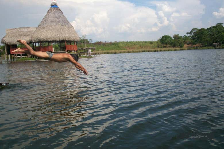 Mergulhando na lagoa