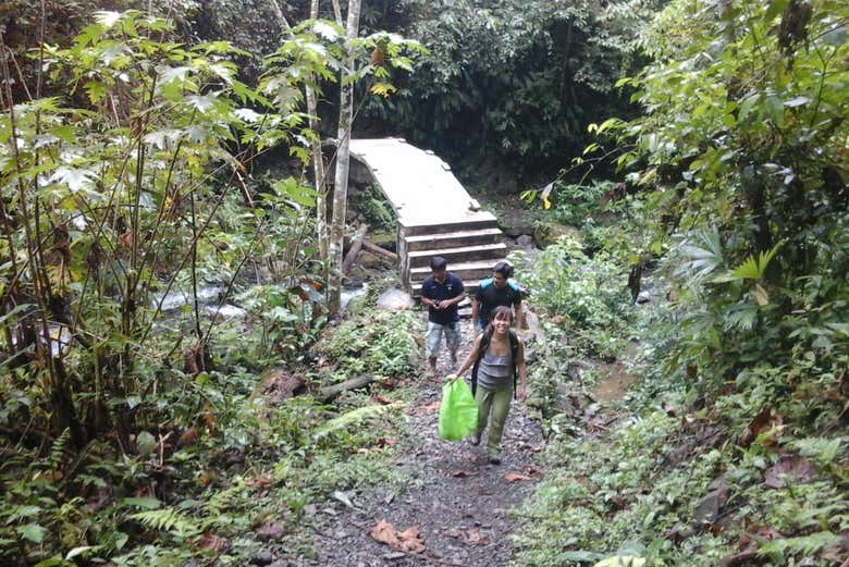 Caminando por el sendero de la selva