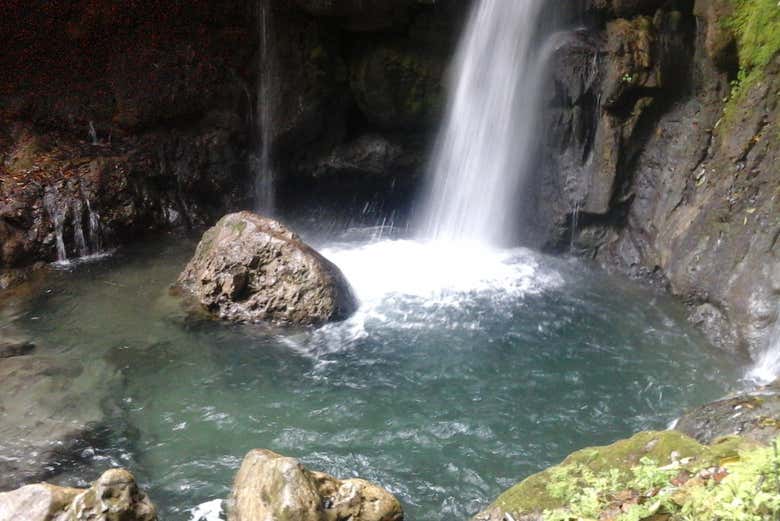 Piscina natural formada por la cascada