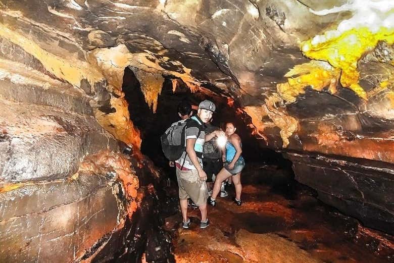 Espeleología en la cueva del Manto Sagrado
