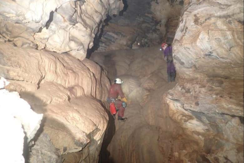 Explorando el interior de la gruta