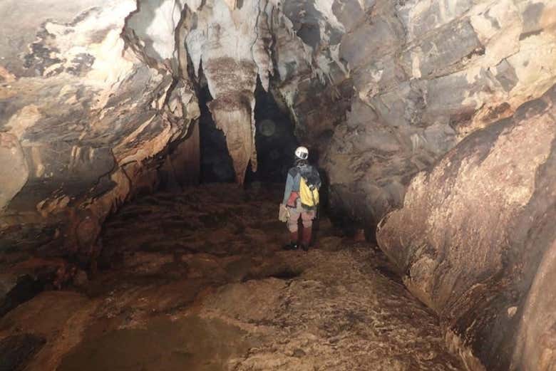 Entrando en la gruta del Manto Sagrado