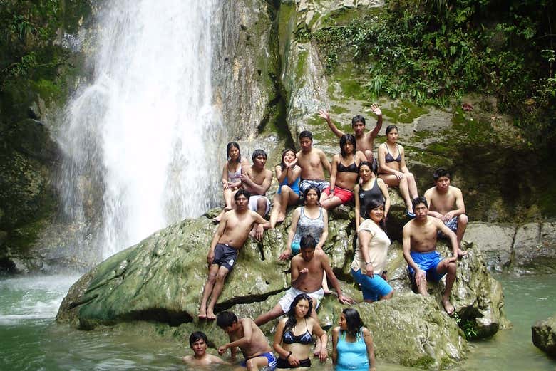 Bañándose en la catarata de Santa Carmen