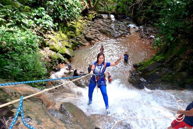 Haciendo rápel en las cataratas