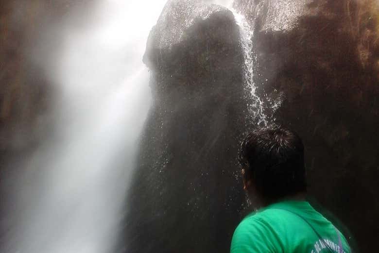 Baño en la catarata de San Miguel