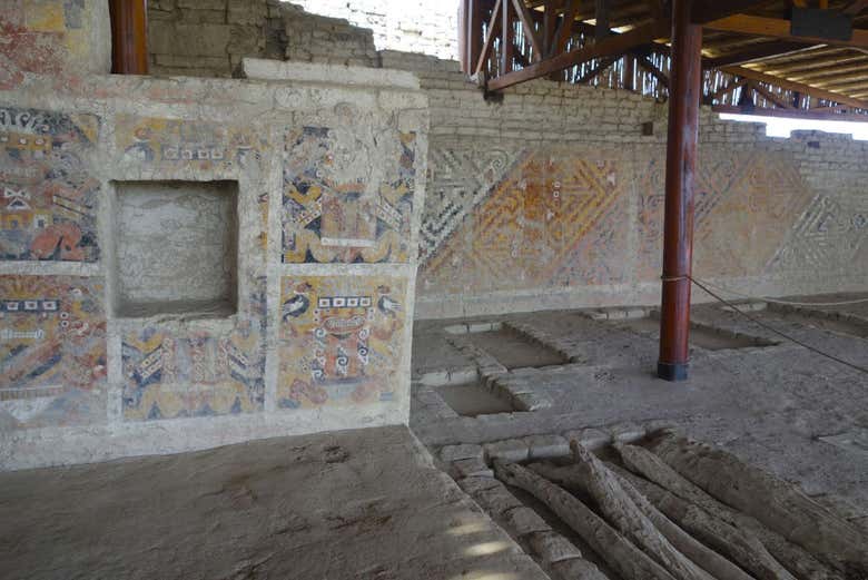 Decoraciones policromáticas de El Brujo