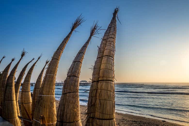 Caballitos de Totora en el balneario de Huanchaco