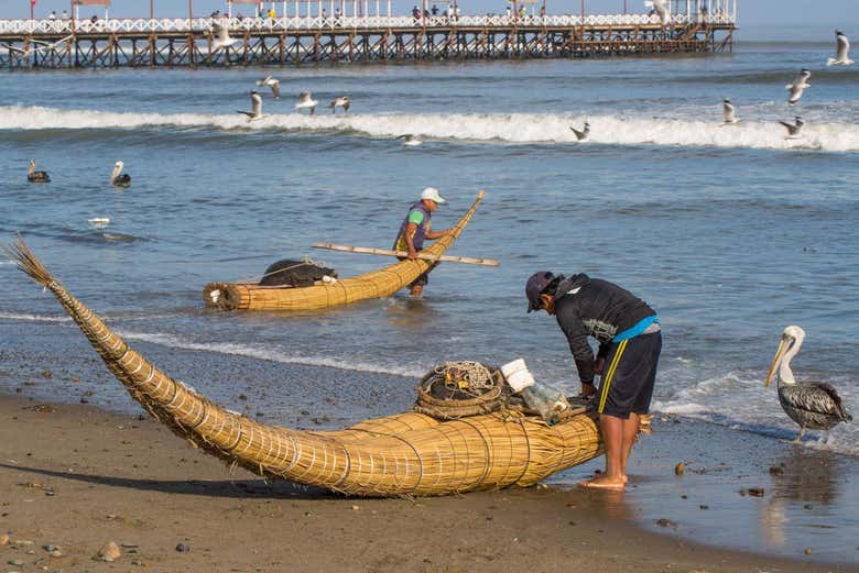 Pescadores en las barcas de totora