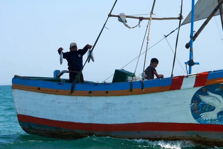 Barco pesquero en El Ñuro