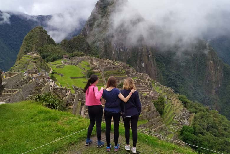 Grupo de amigas en Machu Picchu