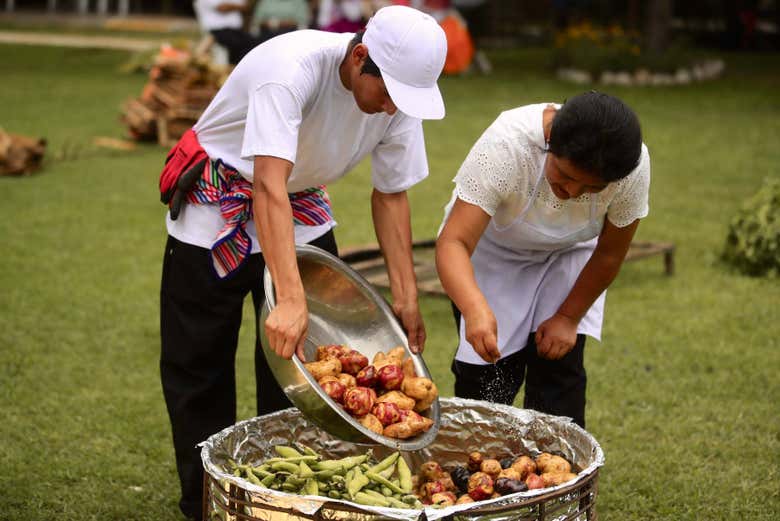 Preparando la pachamanca