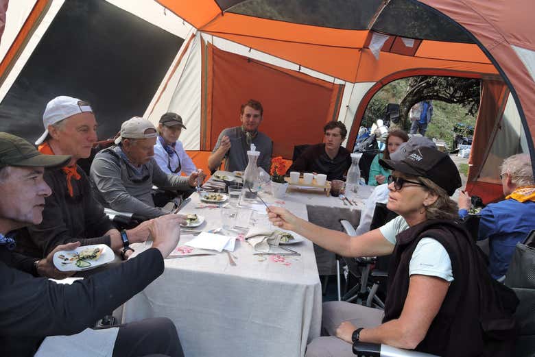 Comiendo en las tiendas de campaña