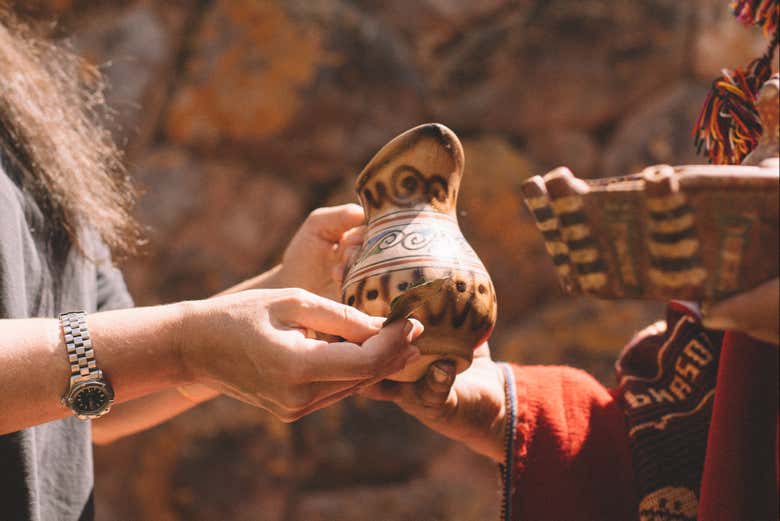 Participando en una ceremonia tradicional de pago a la tierra