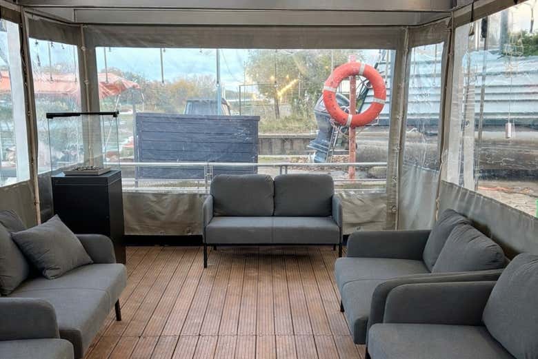 El interior de uno de los barcos en los que navegaréis