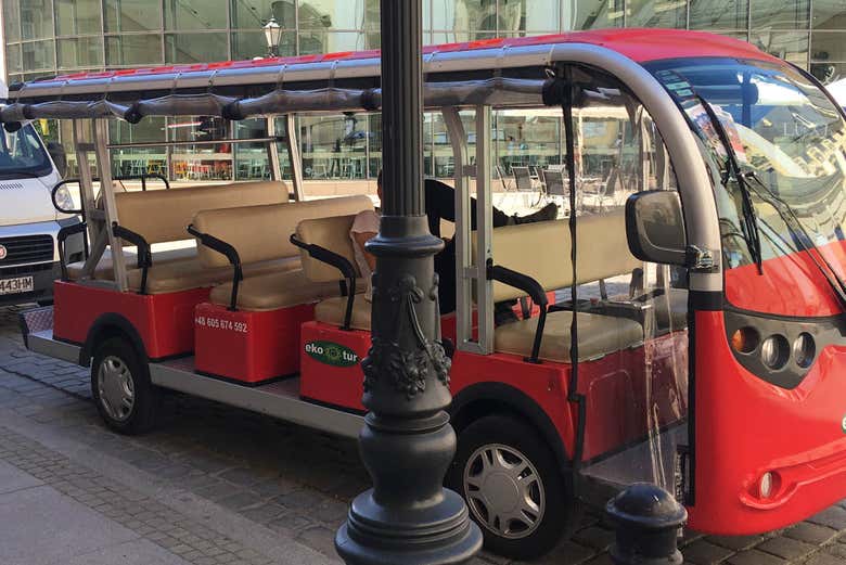 Coche eléctrico en un punto de recarga de Breslavia