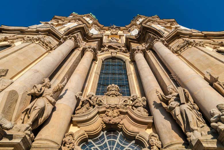 Detalhes da fachada barroca na abadia de Krzeszów