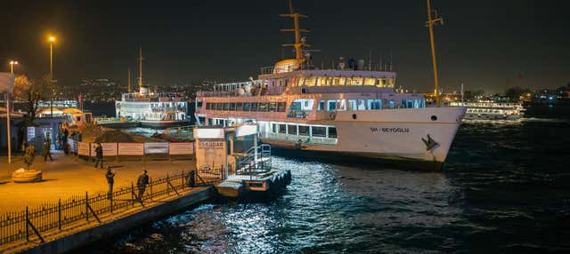 Cruzeiro noturno no rio Vístula