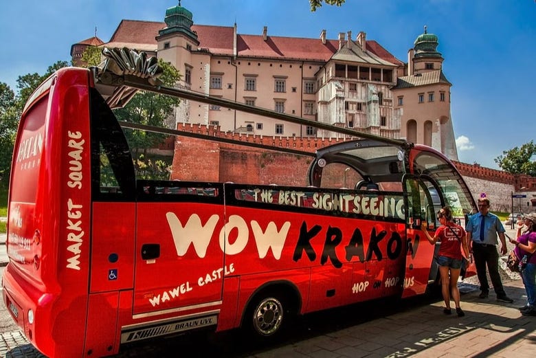 El autobús turístico recorriendo Cracovia