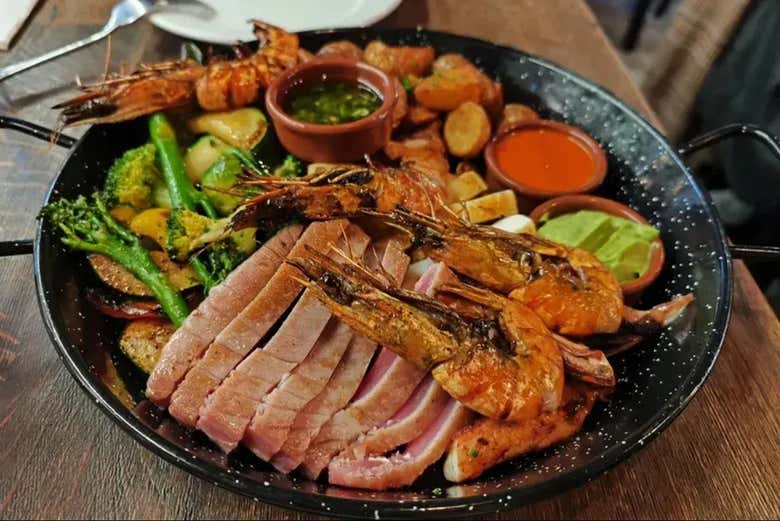 Degustad suculentos platos calientes y especialidades locales