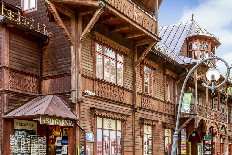 Osservando le case di legno di Zakopane