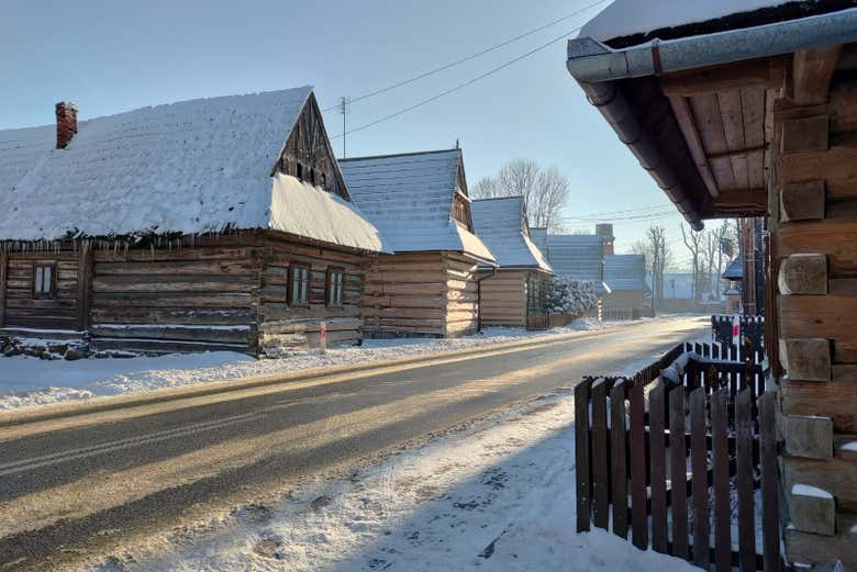 Casetas nevadas en el pueblo de Chochołów