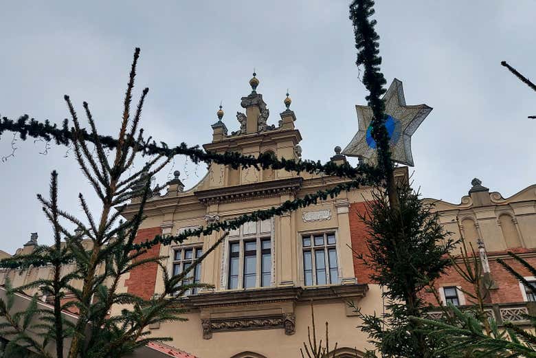 Decoración navideña en las calles de Cracovia