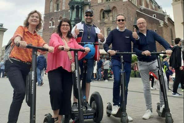 Foto di gruppo a bordo dei monopattini elettrici