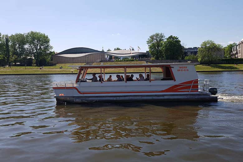Un bateau touristique sur la rivière