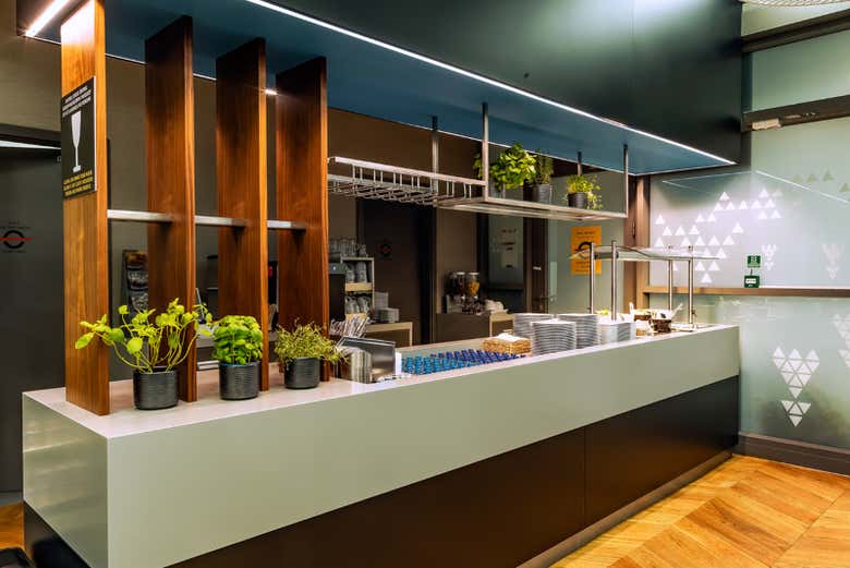 Servíos todo tipo de aperitivos y bebidas en el buffet libre