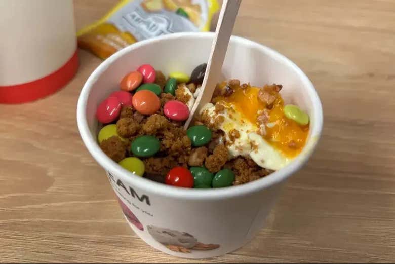 Saboread un delicioso helado con toppings en la zona dulce