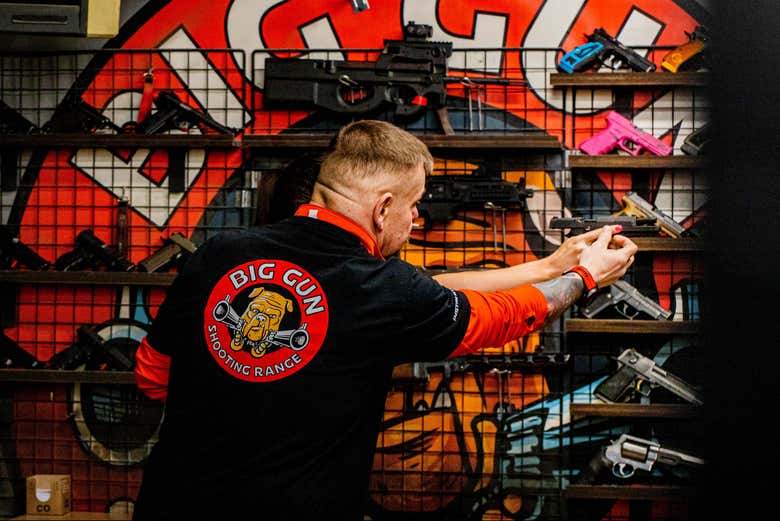 Os enseñaremos a manejar las armas