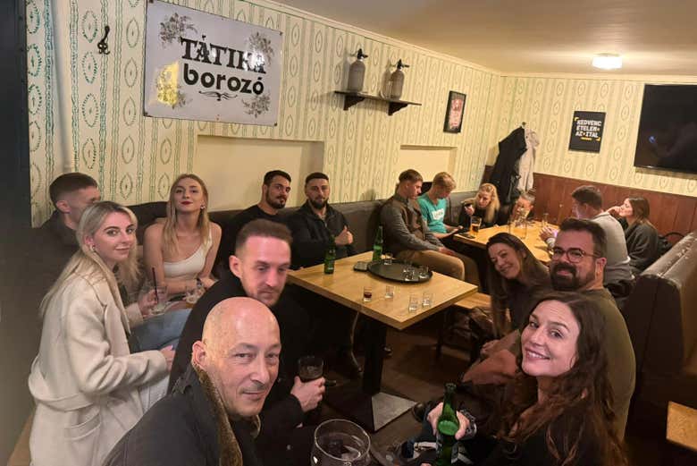 En train de prendre un verre dans l'un des bars de Cracovie