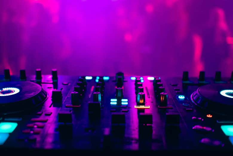 Mesa de mezclas de un DJ