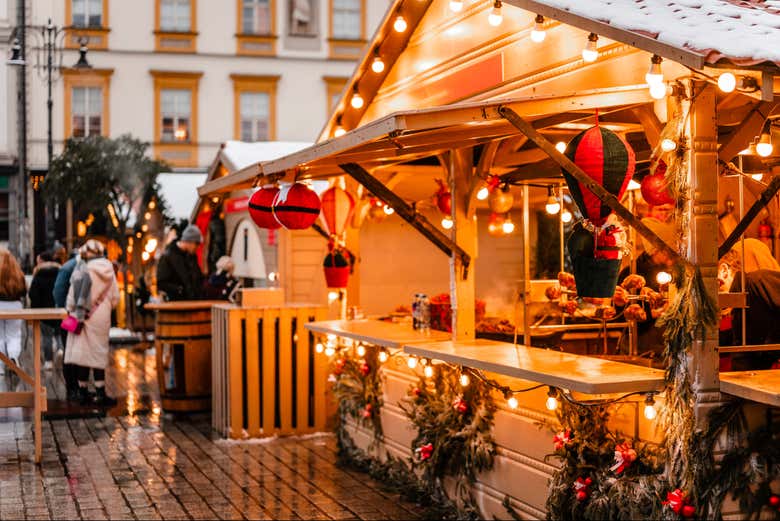 Un puesto de artesanías en el mercado de Navidad