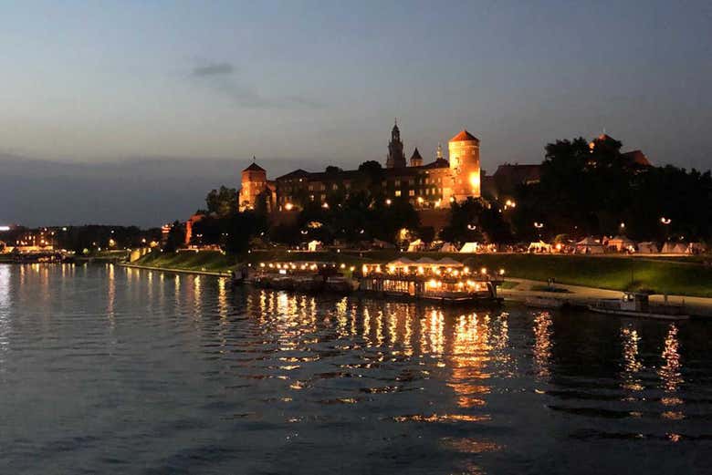 Passeio de barco pelo rio Vistula ao anoitecer