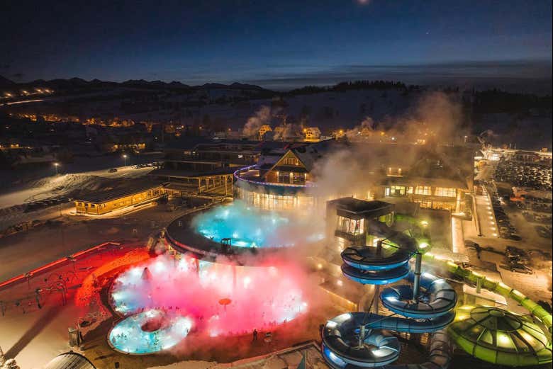 Las termas de Chochołów iluminadas por la noche