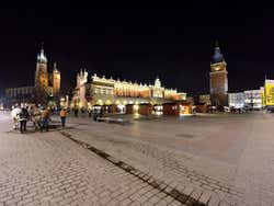 Passeggiando di sera nella piazza del Mercato
