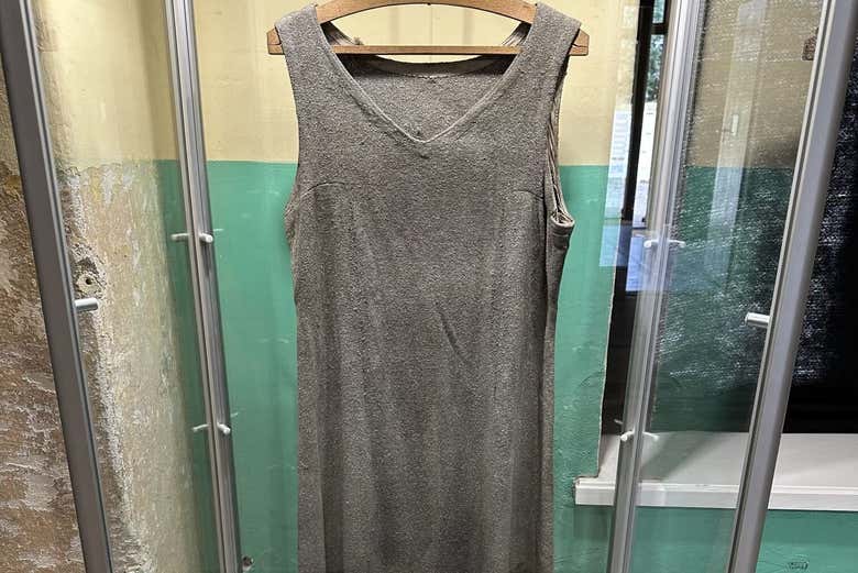 Uno dei vestiti esposti nel museo