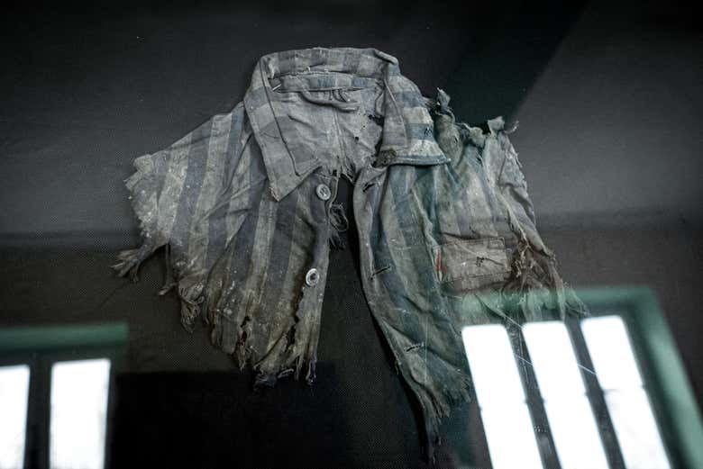 El uniforme de un prisionero en exhibición