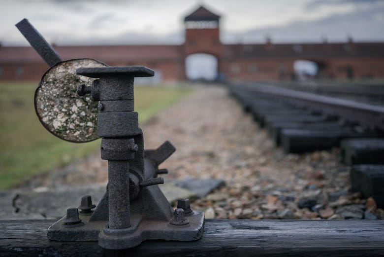 Vías del tren en Auschwitz-Birkenau 