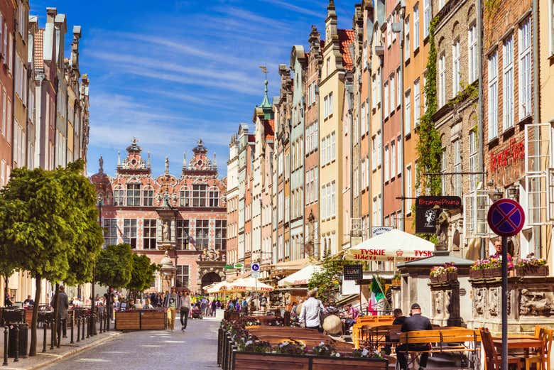 Une rue de Gdańsk pleine de bars