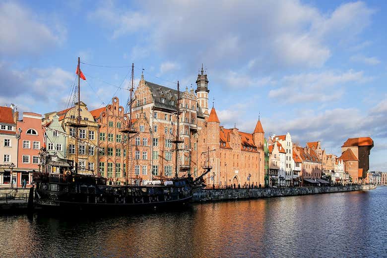 Rivière Vistule et la grue médiévale de Gdansk