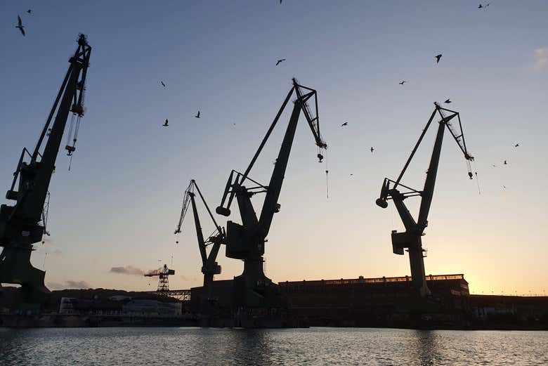 Vue sur les grandes grues du chantier naval